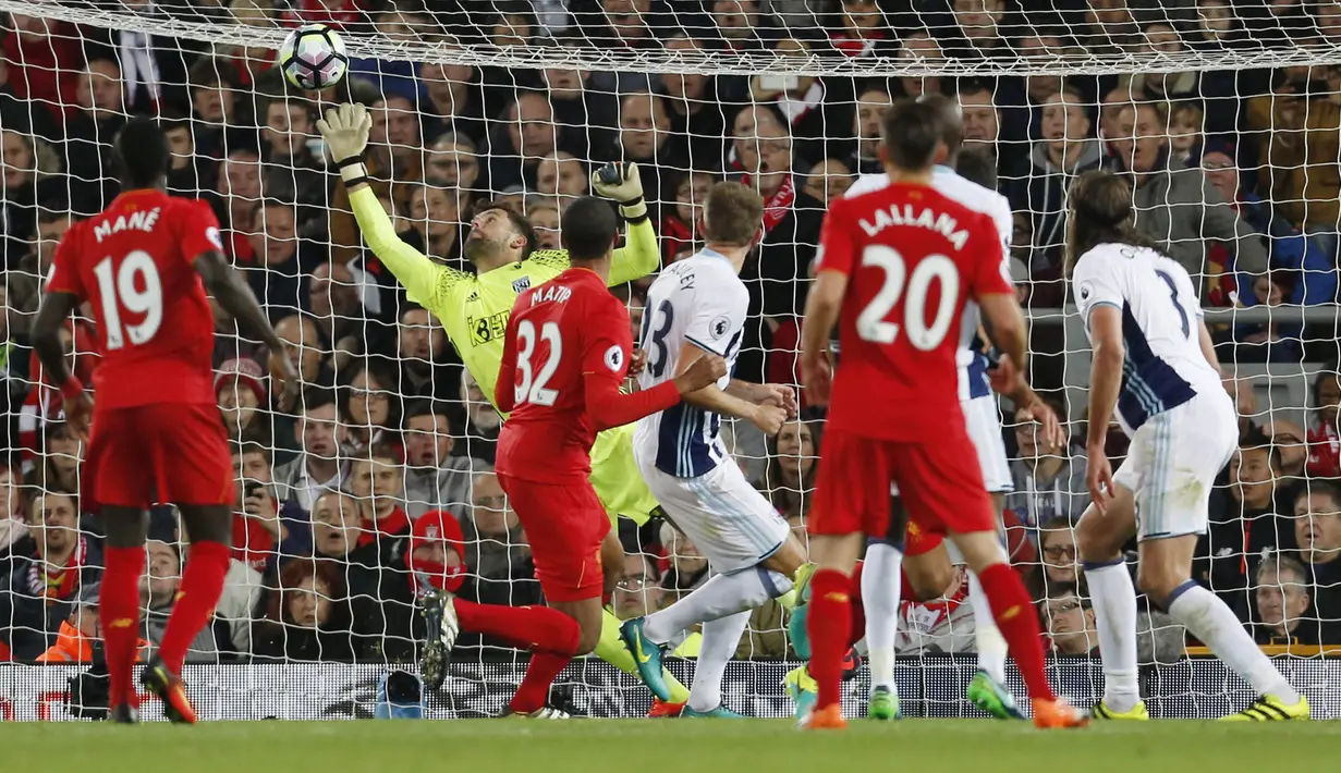 Kiper West Bromwich Albion, Ben Foster menghalau bola sepakan pemain Liverpool, Joel Matip pada lanjutan Premier League pekan ke-9 di Stadion Anfield, Minggu (23/10/2016) dini hari WIB. (Action Images via Reuters/Ed Sykes)  