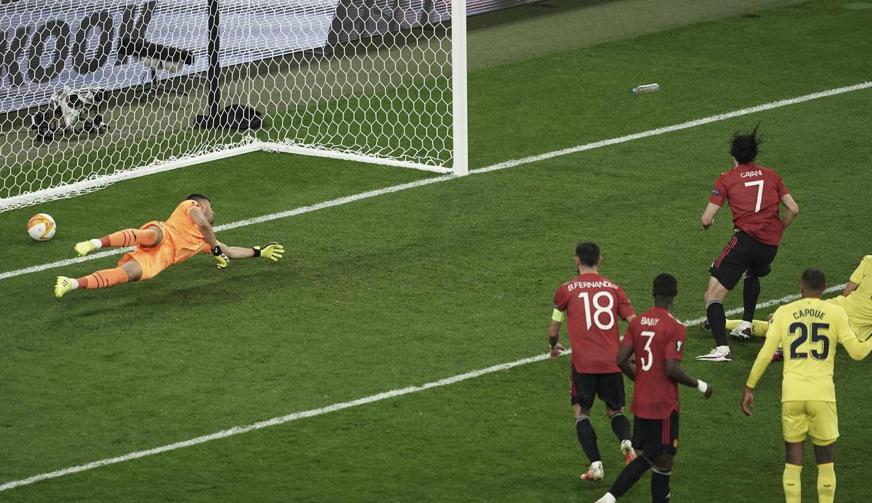 Striker Manchester United, Edinson Cavani (kanan) mencetak gol penyeimbang 1-1 ke gawang Villarreal dalam laga final Liga Europa 2020/2021 di Gdansk Stadium, Polandia, Rabu (26/5/2021). Manchester United kalah 11-12 (1-1) dari Villarreal lewat adu penalti. (AP/Aleksandra Szmigiel/Pool)