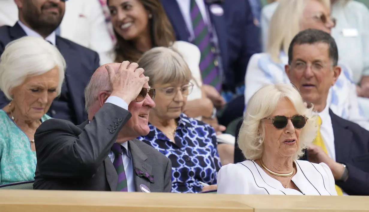 Ia menambahkan aksesori berupa sepasang anting-anting mutiara, kacamata hitam yang cocok untuk cuaca musim panas, dan gelang Van Cleef & Arpels Alhambra.  (AP Photo/Kirsty Wigglesworth)