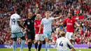 Wasit, Stuart Attwell (dua kiri), memberikan kartu merah kepada pemain Joe Worall, setelah dirinya melanggar pemain MU, Bruno Fernandes (kanan), di depan gawang Nottingham Forrest dalam pertandingan pekan ketiga Liga Inggris 2023/2024 yang berlangsung di Old Trafford, Manchester, Inggris, Sabtu (26/8/2023). (AP Photo/Jon Super)