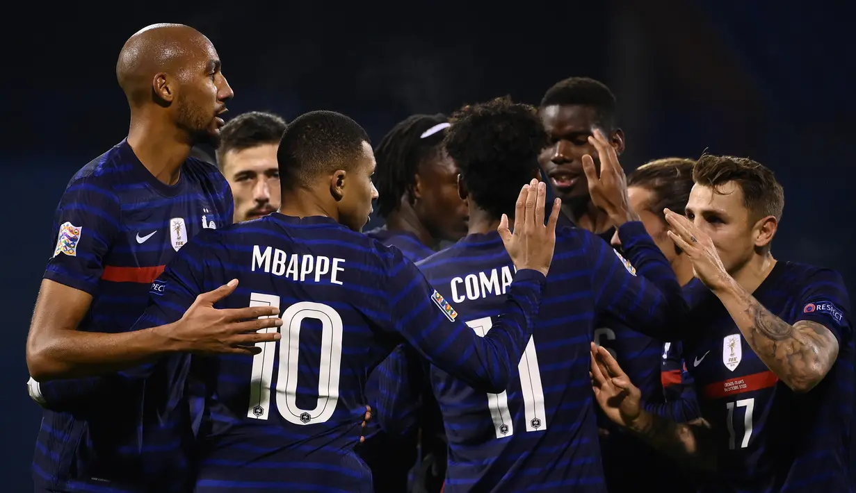 Pemain Prancis merayakan gol yang dicetak Kylian Mbappe ke gawang Kroasia pada laga lanjutan UEFA Nations League 2020/2021 di Maksimir Stadium, Kamis (15/10/2020) dini hari WIB. Prancis menang 2-1 atas Kroasia. (AFP/Franck Fife)