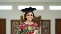 7 Model Dress Endek untuk Wisuda, Tampil Memukau di Hari Kelulusan
