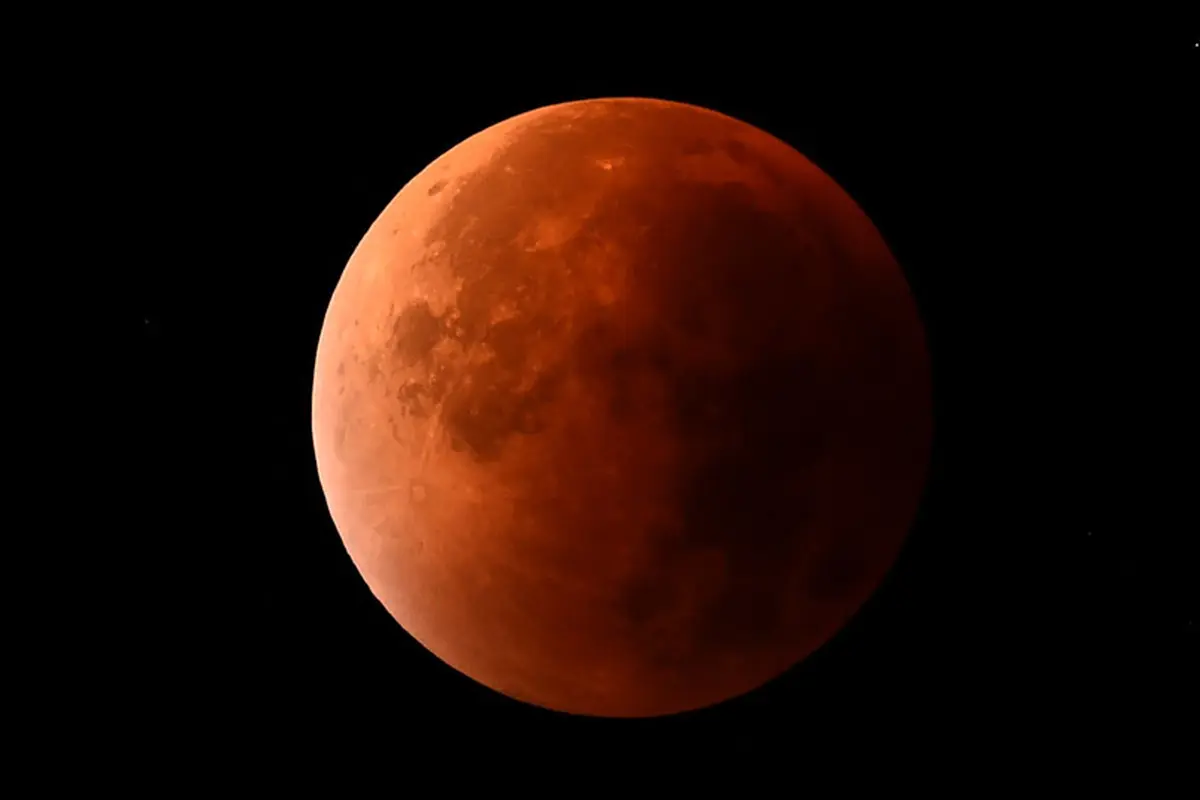 Melihat Pesona Blood Moon Lewat Potret-potret dari Seluruh Dunia