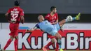 Penyerang Persela Lamongan, Ivan Carlos (depan) berebut bola dengan bek Persija Jakarta, Otavio Dutra dalam laga pekan ke-4 BRI Liga 1 2021/2022 di Stadion Pakansari, Bogor, Jumat (24/09/2021). Persela kalah 1-2. (Bola.com/Bagaskara Lazuardi)