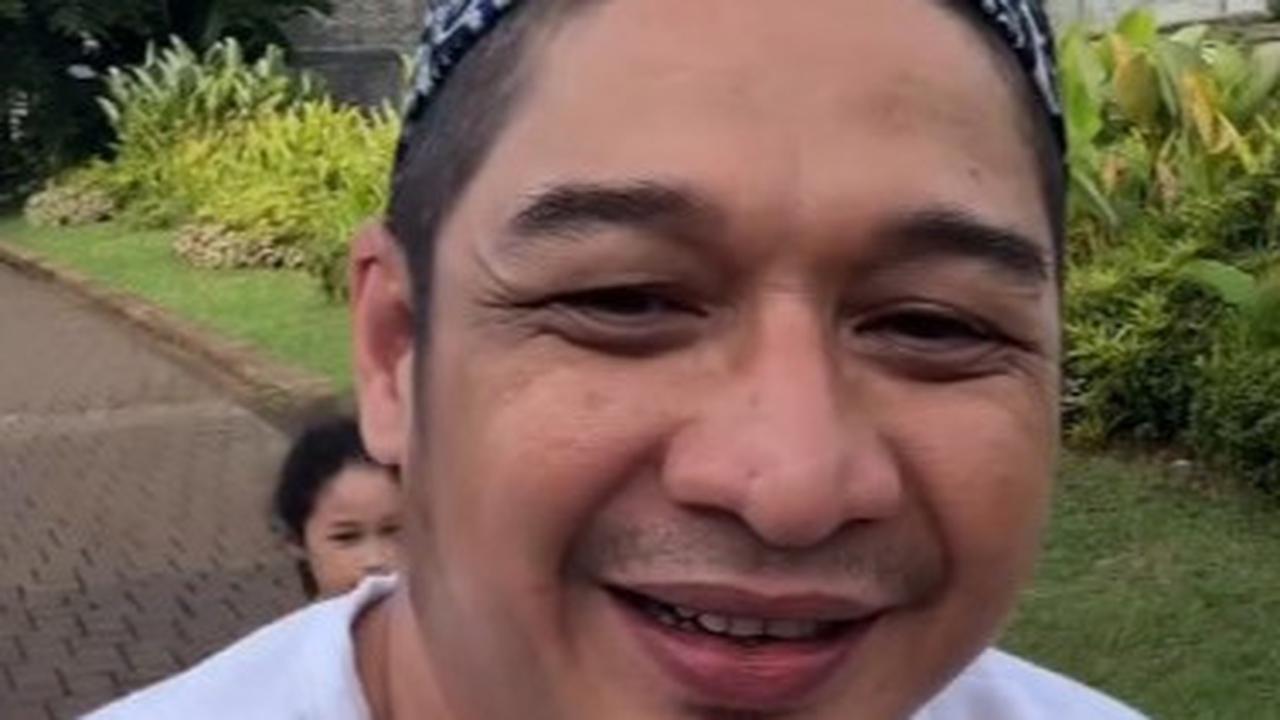 The Real Bapak-Bapak, 6 Potret Pasha Ungu Ajak Anak-Istri Keliling Komplek Pakai Sepeda: Cuma Pakai Kaos Oblong dan Peci