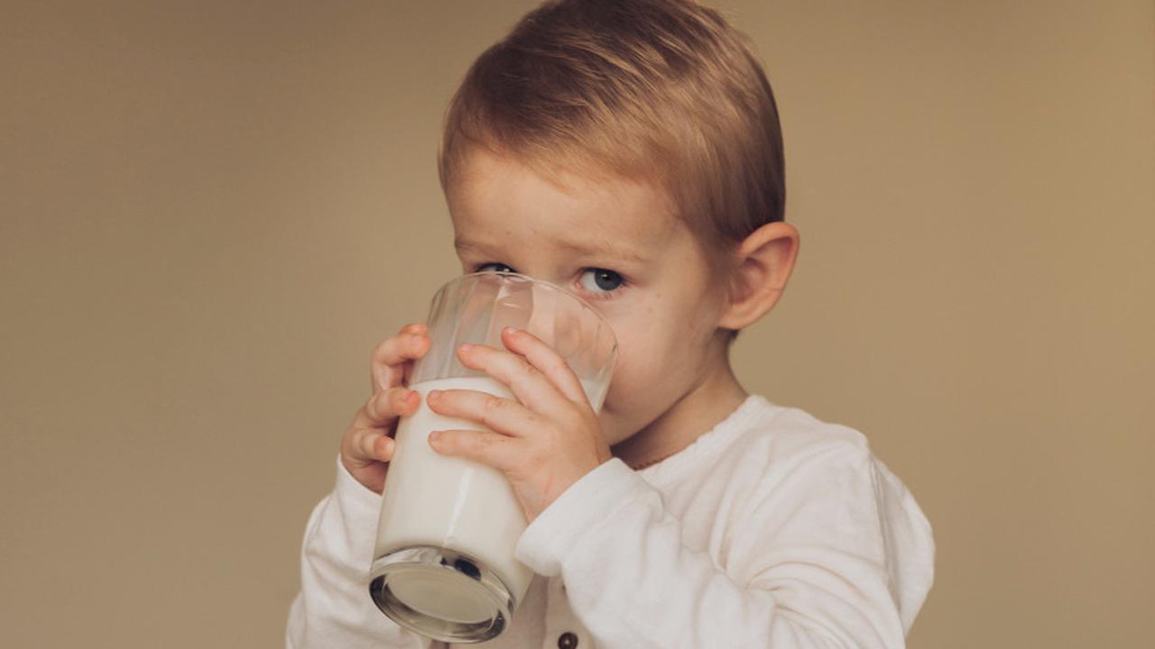 Dokter Anak: Minum Susu Berlebihan Berpotensi Obesitas