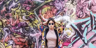 Chef Marinka tampak begitu memesona dalam balutan gaya fashion seru, dan penuh warna untuk tampilan yang awet muda. [Foto: instagram/ Chef Marinka]