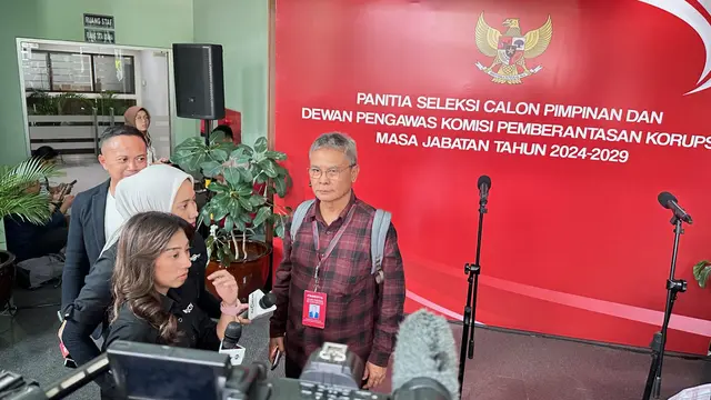 Politikus PDIP Johan Budi turut mengikuti tes tertulis calon pimpinan Komisi Pemberantasan Korupsi (Capim KPK) usai lolos dalam tahap administrasi.