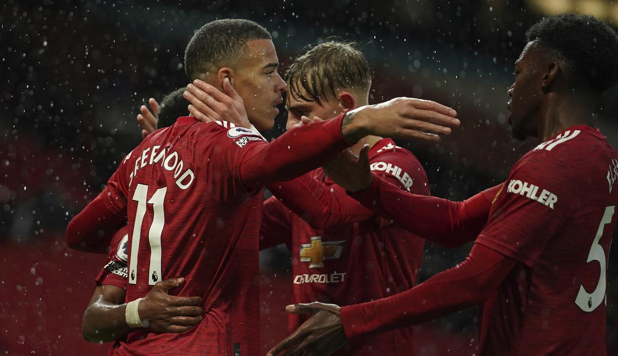 Para pemain Manchester United merayakan gol ke gawang Leicester City yang dicetak striker Mason Greenwood (kiri) dalam laga lanjutan Liga Inggris 2020/2021 pekan ke-35 di Old Traffod Stadium, Manchester, Selasa (11/5/2021). Manchester United kalah 1-2 dari Leicester. (AP/Dave Thompson/Pool)