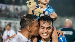 Ciuman bangga Sugiantoro kepada sang anak, bek Persib Bandung, Rachmat Irianto dalam perayaan gelar juara Championship Series BRI Liga 1 2023/2024 setelah mengalahkan Madura United 3-1 pada laga final leg kedua di Stadion Gelora Bangkalan, Madura, Jumat (31/5/2024). (Bola.com/Bagaskara Lazuardi)