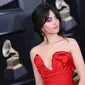 Penyanyi Camila Cabello berpose setibanya di karpet merah ajang musik bergengsi Grammy Awards 2018 di New York, Minggu (28/1). Camila Cabello tampil menawan dalam balutan gaun merah yang menunjukan lekuk tubuhnya tersebut. (AFP PHOTO/ ANGELA WEISS)