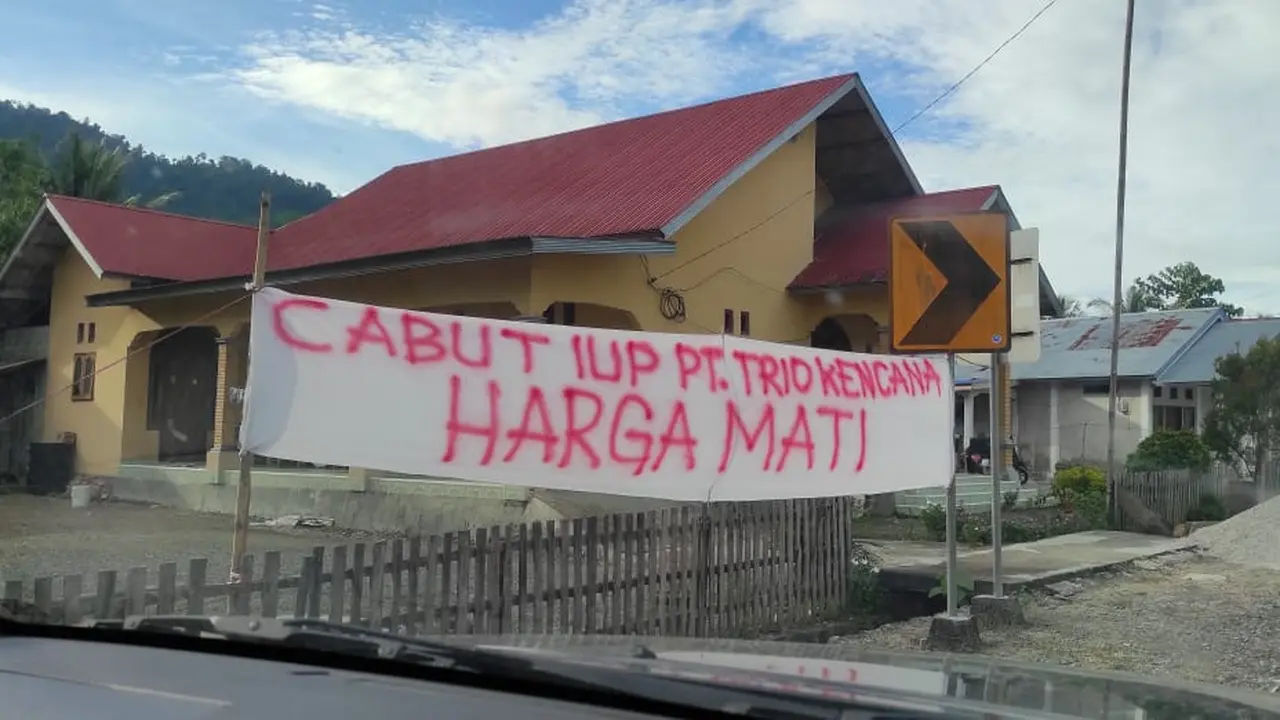 Spanduk penolakan warga terhadap kehadiran salah satu perusahaan Tambang di Kabupaten Parigi Moutong yang dipasang Sabtu (12/2/2022)