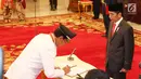 Sri Sultan Hamengku Buwono X menandatangani surat keputusan pelantikan Gubernur DIY dan Wakil Gubernur DIY periode 2017-2022 di Istana Negara, Jakarta, Selasa (10/10). (Liputan6.com/Angga Yuniar)