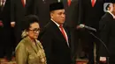 Komisioner Komisi Kejaksaan RI mengikuti upacara pelantikan di Istana Negara, Jakarta, Jumat (1/11/2019). Jokowi melantik sembilan komisioner Komisi Kejaksaan RI periode 2019-2023. (Liputan6.com/Angga Yuniar)