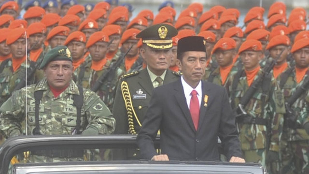 Peringatan HUT TNI, Jokowi kelilingi pasukan naik jip