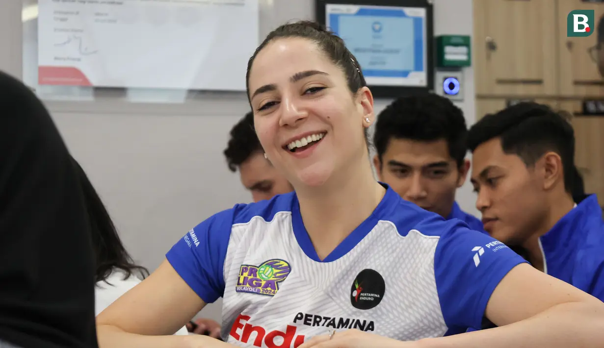 Pemain asing tim voli putri Jakarta Pertamina Enduro (JPE), Giovanna Milana pada acara peluncuran dan perkenalan tim Jakarta Pertamina jelang Proliga 2024 di Grha Pertamina, Jakarta, Rabu (17/4/2024). (Bola.com/Abdul Aziz)