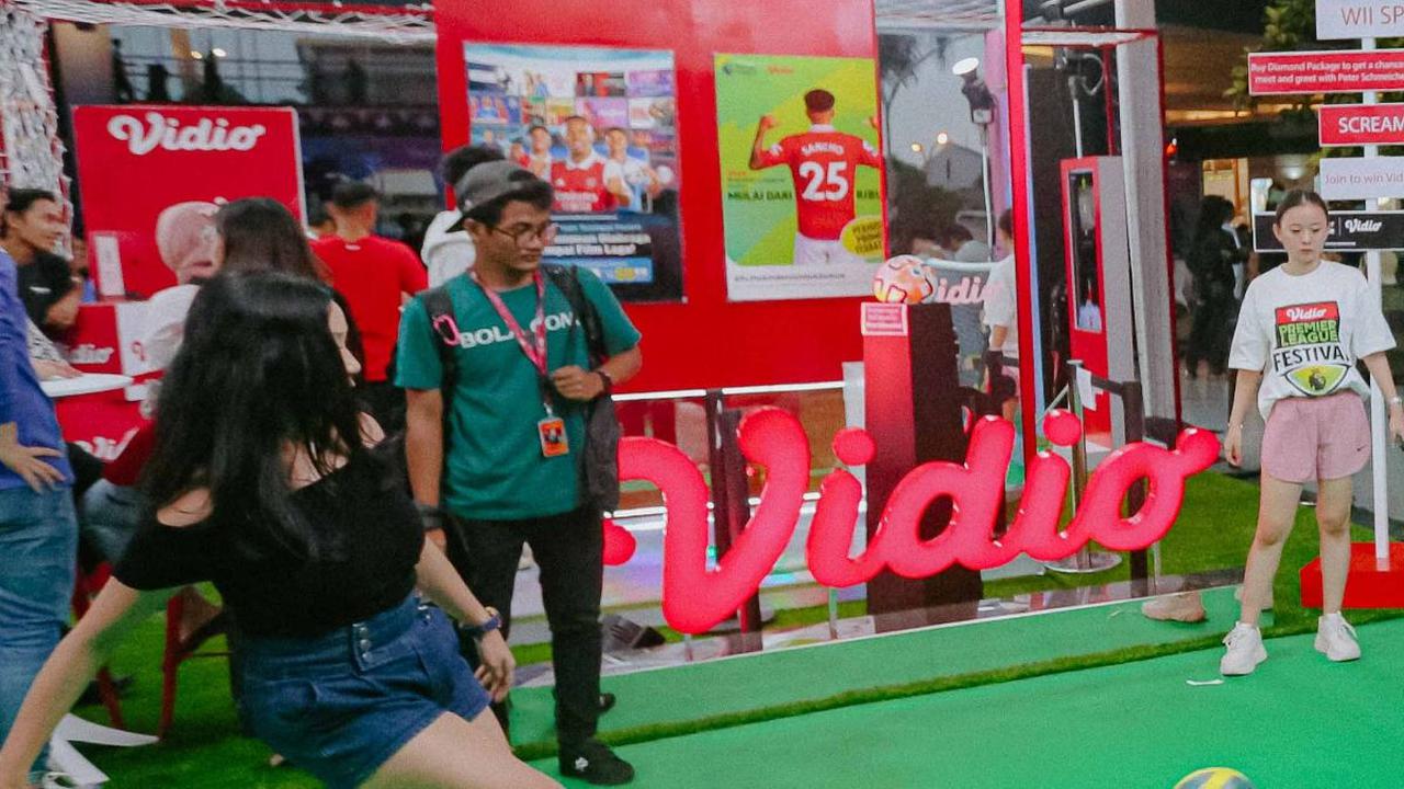 Dalam acara itu, berbagai kelompok suporter klub Inggris berkumpul.