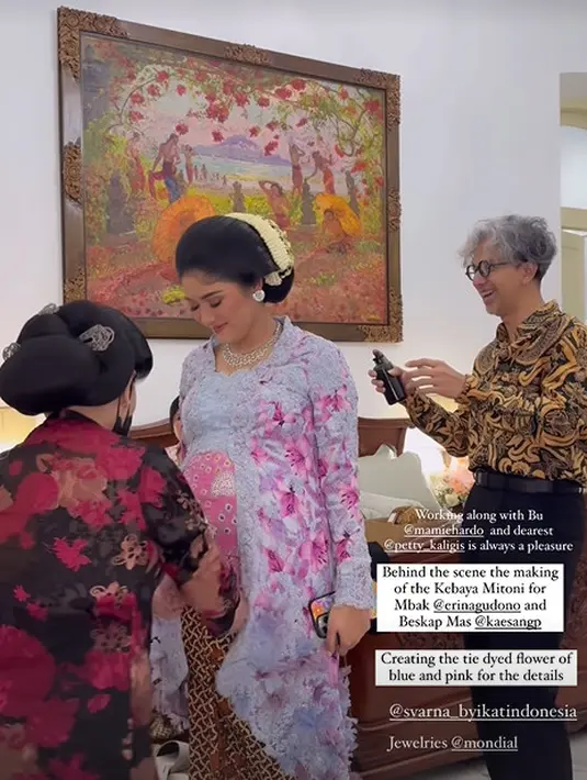 Kebaya mitoni Erina Gudono ini dipadukan dengan angkin berwarna pink dan kain Batik sebagai bawahan [@erinagudono]