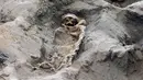Gambar tak bertanggal memperlihatkan tulang belulang anak-anak yang ditemukan para arkeolog di Pampa La Cruz, sebuah kota pesisir Trujillo, Peru. Ditemukan sekitar 227 kerangka anak yang diduga menjadi korban ritual peradaban masa lampau tepatnya pada masa peradaban Chimu. (LUIS PUELL/ANDINA/AFP)