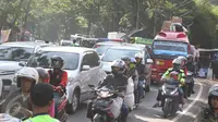 Sejumlah kendaraan terjebak kemacetan saat melintas di jalur lingkar Nagreg, Jawa Barat, Sabtu (2/7). Kemacetan disebabkan bus pemudik yang mengalami kecelakaan hingga menutup sebagian jalur. (Liputan6.com/Immanuel Antonius)