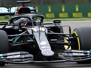 Pembalap Mercedes Lewis Hamilton mengemudikan mobilnya pada F1 GP Emilia Romagna di arena balap Enzo dan Dino Ferrari, Imola, Italia, Minggu (1/11/2020). Lewis Hamilton keluar sebagai juara F1 GP Emilia Romagna 2020. (Miguel Medina, Pool via AP)