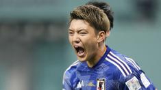 Piala Dunia 2022 Qatar memang baru memainkan beberapa laga pembuka di fase grup, namun beberapa kejutan besar telah terjadi. Setelah Argentina takluk dari Arab Saudi (22/11/2022), sehari kemudian, Rabu (23/11/2022) giliran favorit juara lainnya Jerman yang harus tersungkur dari Jepang dengan skor 1-2. Kemenangan fenomenal Jepang ditentukan oleh gol-gol dari dua pemainnya yang merumput di Liga Jerman. (AP/Luca Bruno)