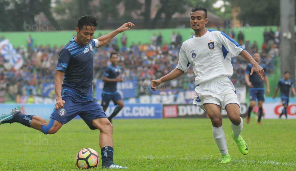 Kapten baru Arema FC, Dendi Santoso, berusaha melepaskan tendangan saat melawan PSIS pada laga uji coba di Stadion Gajayana, Malang, Kamis (4/1/2018). Arema FC menang 5-3 atas PSIS. (Bola.com/Iwan Setiawan)