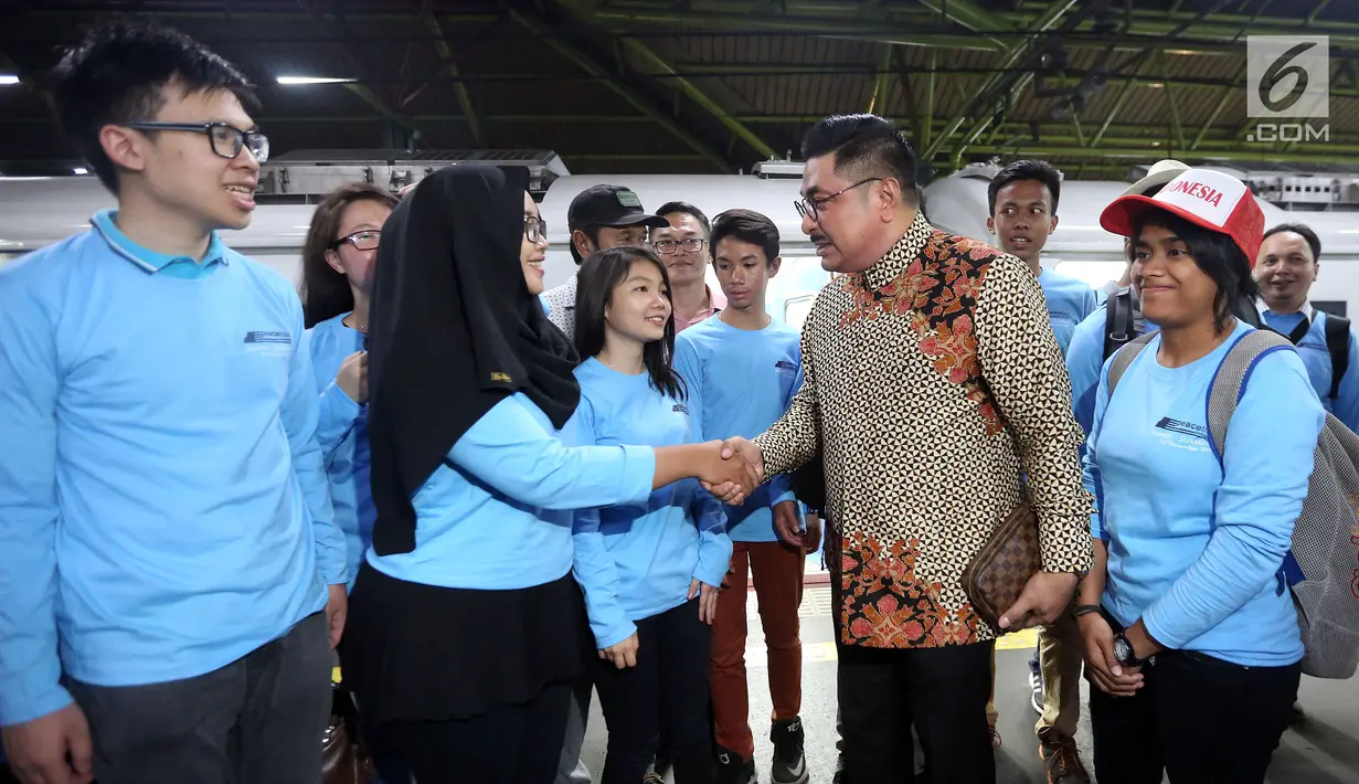 Wakil Ketua Komisi IV DPR Michael Wattimena bersalaman dengan peserta Peace Train di Stasiun Gambir, Jakarta, jumat (3/9). Mereka mengkampanyekan silaturahmi dan menciptakan perdamaian antar umat beragama di Indonesia. (Liputan6.com/JohanTallo)