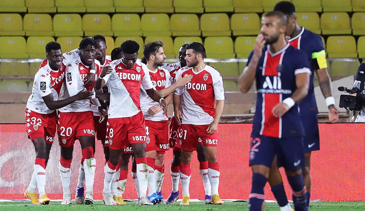 Pemain AS Monaco merayakan gol yang dicetak Cesc Fabregas ke gawang PSG pada laga lanjutan Liga Prancis di Stadion Stade Louis II, Sabtu (21/11/2020) dini hari WIB. PSG takluk 2-3 oleh AS Monaco. (AFP/Valery Hache)