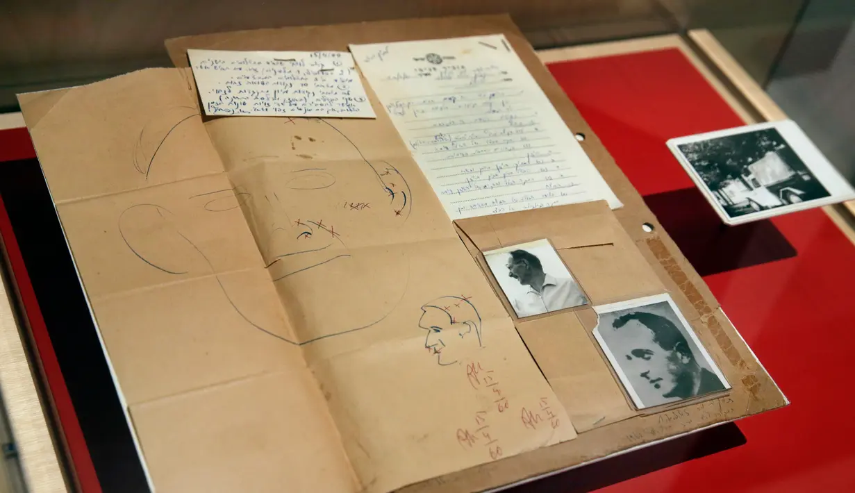 Berkas laboratorium forensik yang membandingkan foto Adolf Eichmann dengan Ricardo Klement yang ditampilkan di Jewish Heritage, New York (14/7). Dalam pelariannya Adolf Eichmann mengganti identitasnya menjadi Ricardo Klement. (AP Photo/Richard Drew)