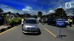 Petugas gabungan melakukan pemeriksaan surat rapid test antigen bagi wisatawan yang masuk ke wilayah Puncak di Gadog, Bogor, Kamis (24/12/2020). Bagi  wisatawan yang tidak memiliki surat keterangan diwajibkan untuk mengikuti rapid tesT antigen yang disediakan di posko. (merdeka.com/Arie Basuki)