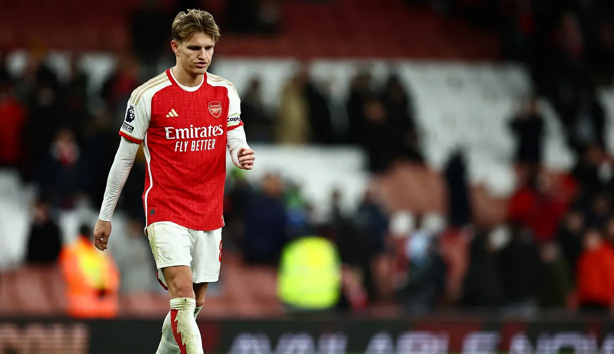 Martin Odegaard merupakan kapten Arsenal saat ini. Gelandang asal Norwegia tersebut sekarang tercatat memakai nomor punggung 8 di Emirates Stadium. Odegaard sudah pernah mengenakan nomor punggung 10 sebelumnya. Dia memakai nomor itu saat bermain di Heerenveen, Real Madrid Castilla dan timnas Norwegia saat ini. (HENRY NICHOLLS / AFP)
