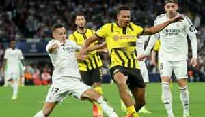 Bek Real Madrid asal Spanyol Lucas Vazquez (kiri) berebut bola dengan gelandang Borussia Dortmund asal Jerman Felix Nmecha selama pertandingan sepak bola hari ke-3 fase liga Liga Champions UEFA antara Real Madrid CF dan Borussia Dortmund di stadion Santiago Bernabeu di Madrid pada 22 Oktober 2024.Pierre-Philippe MARCOU / AFP