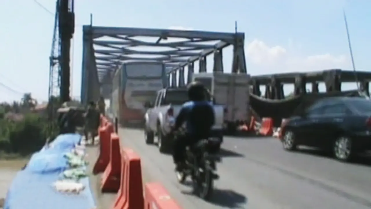Jembatan Comal Ambles - Liputan6 Siang