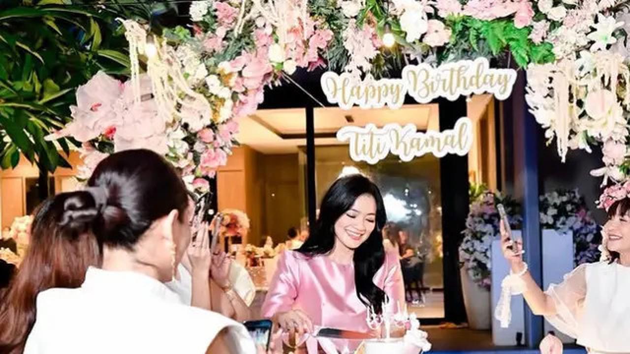 6 Potret Titi Kamal bak Barbie Awet Muda Dibalut Dress Pink saat Rayakan Pesta Ulang Tahun ke-43 di Rumahnya