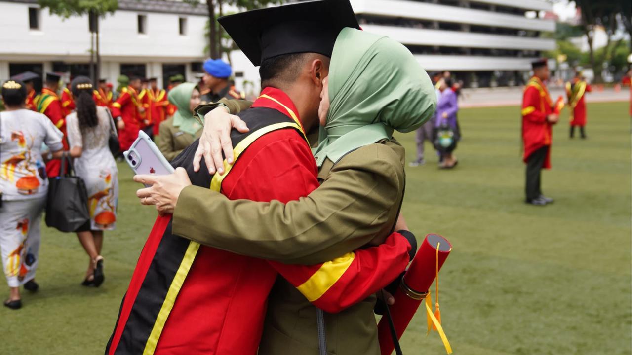 FOTO: Pelukan Haru Ibu Warnai Wisuda Perwira Remaja Akmil