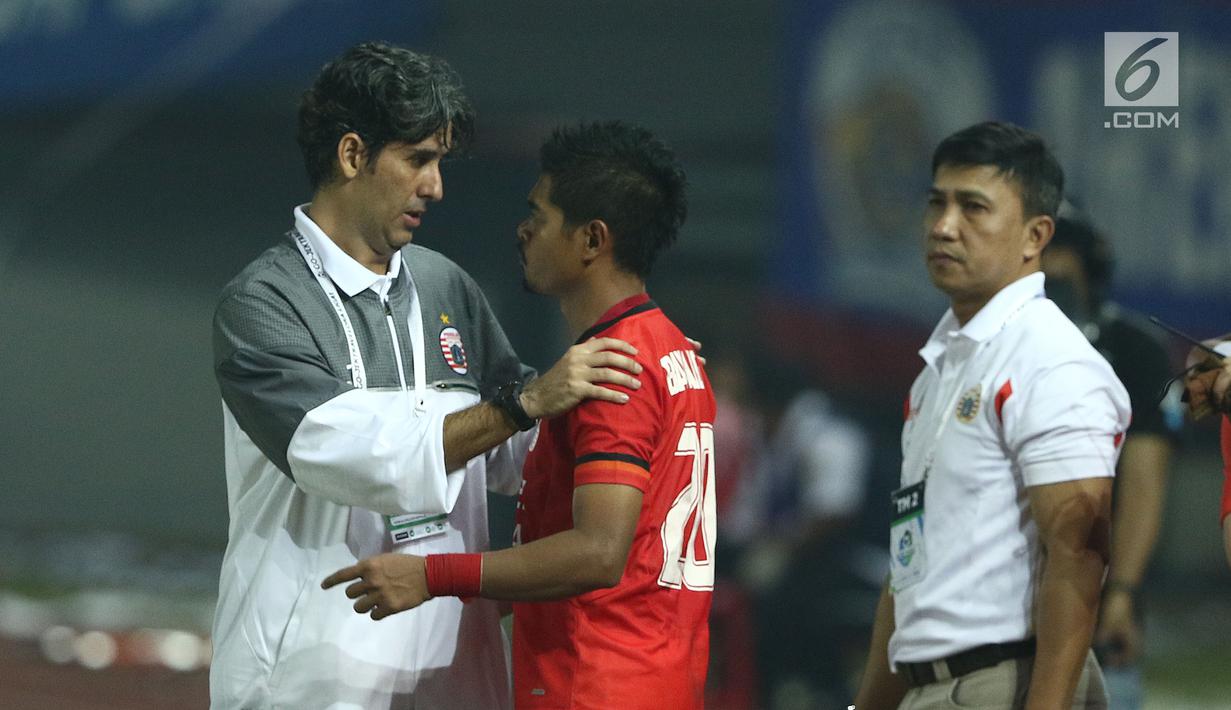 Pelatih Persija, Stefano Cugurra (kiri) berbincang dengan Bambang Pamungkas usai memenangi laga melawan Arema FC dilanjutan Liga 1 Indonesia di Stadion Patriot Candrabhaga, Bekasi, Jumat (2/6). Persija unggul 2-0. (Liputan6.com/Helmi Fithriansyah)