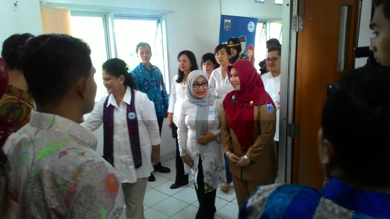 Iriana berkeliling puskesmas di Jakarta untuk tinjau langsung pengobatan penderita kanker serviks.