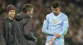 Ekspresi kesakitan pemain Manchester City, Matheus Nunes saat meninggalkan lapangan pertandingan setelah mengalami dislokasi pada jari tengah tangan kirinya ketika laga leg kedua 16 besar Liga Champions 2023/2024 melawan FC Copenhagen di Etihad Stadium, Manchester, Inggris, Kamis (07/03/2024) WIB. (AP Photo/PA/Martin Rickett)