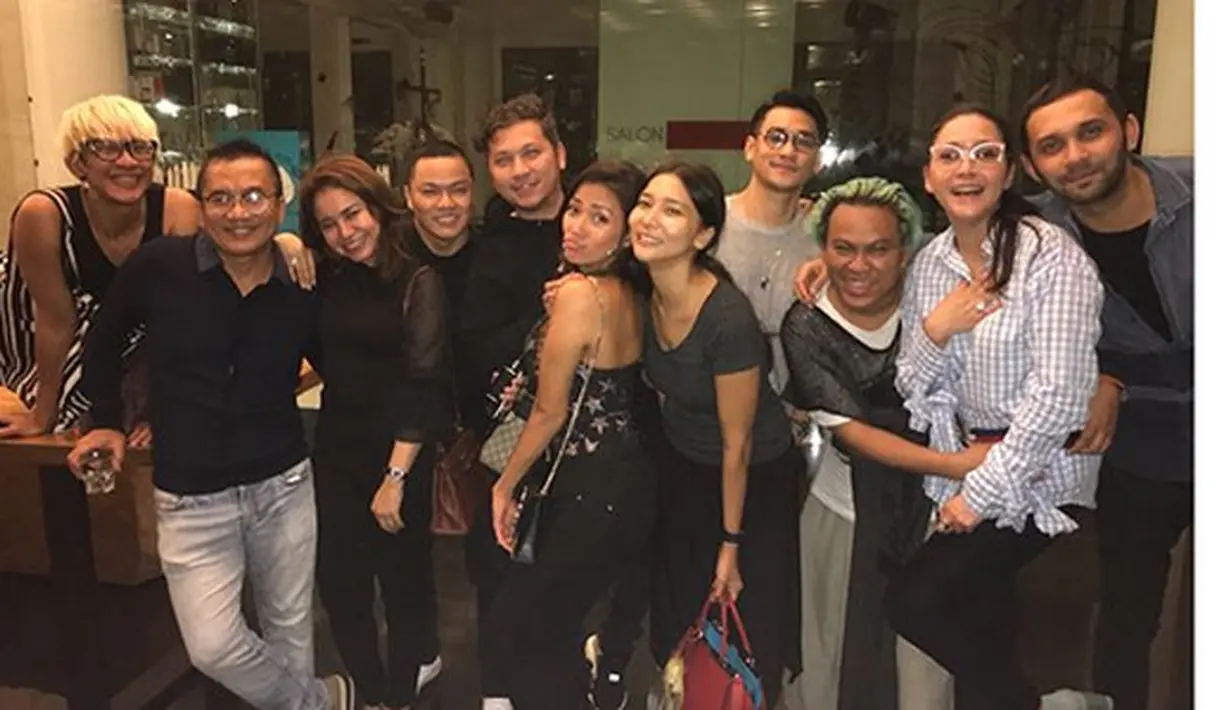 "Gank Tempey. Tempeyers. Jarang ngumpul, sekali ngumpul ampun deh, selalu seru, ngakak, dan menggila 🤣." tulis Maia Estianty dengan membagikan beberapa foto bersama gengnya. (Instagram/amingisback)