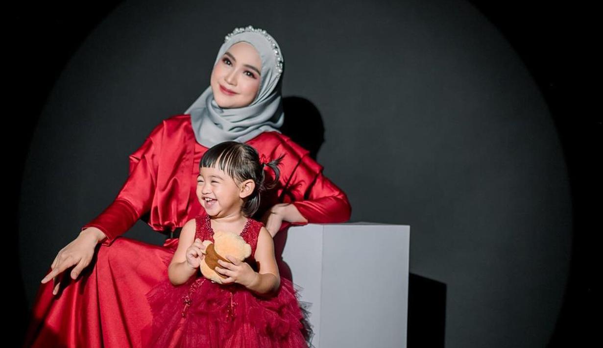 Ria Ricis dan Moana tampil kompak dengan busana yang selaras. Moana yang sudah berusia 2 tahun kini makin pandai berpose depan kamera. Pamer senyum sumringah, tak sedikit netizen yang gemas melihat tingkah keponakan Oki Setiana Dewi ini. Kenakan gaun mini dan rambut yang dikuncir dua, Moana tampak lucu. Tak lupa Moana juga membawa boneka kesayangannya. (Liputan6.com/IG/@riaricis1795)