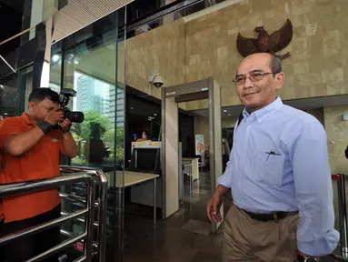 Ketua Tim Reformasi Tata Kelola Migas, Faisal Basri keluar dari Gedung KPK, Jakarta (24/12/2014). (Liputan6.com/Miftahul Hayat)