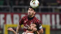 Alessio Romagnoli. Kapten tim AC Milan berusia 26 tahun ini telah 6 musim memperkuat Rossoneri. Ia mulai tersingkir akibat performa yang tak konsisten di posisi bek tengah serta kalah bersaing dengan Fikayo Tomori. Musim lalu ia hanya tampil dalam 30 laga di semua ajang. (Foto: AFP/Miguel Medina)