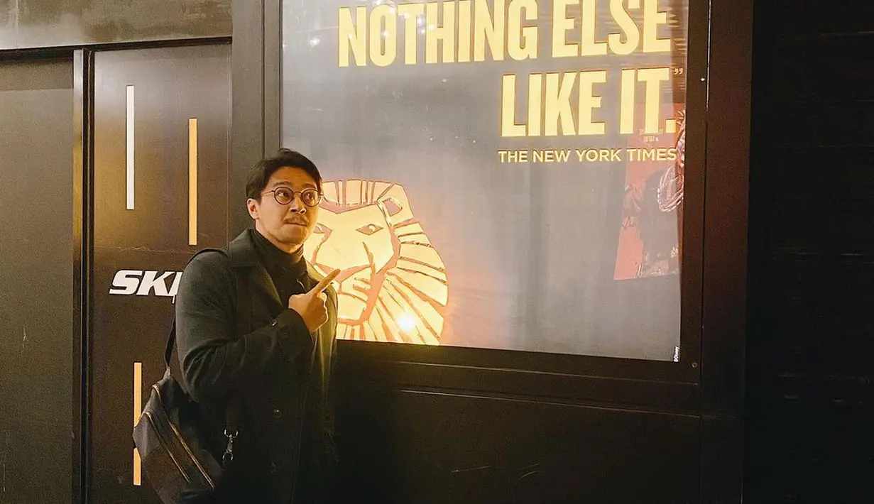 Meski gaya New Yorker penuh warna, saat ragu mau pakai apa, pilihlah hitam. Meski kelam, kolaborasi tekstur dari tiap outfit memperkaya penampilan. [@devamahenra]