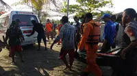 Salah satu korban musibah terbaliknya kapal nelayan Jaya Abadi di pantai Pangandaran berhasil dievakuasi tim SAR Bandung, Jawa Barat (Liputan6.com/Jayadi Supriyadin)