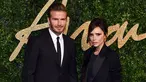 Pasangan selebritis David dan Victoria Beckham tampil kompak mengenakan dalam balutan tuksedonya saat menghadiri British Fashion Awards, di London, Senin (23/11). (dailymail.co.uk)