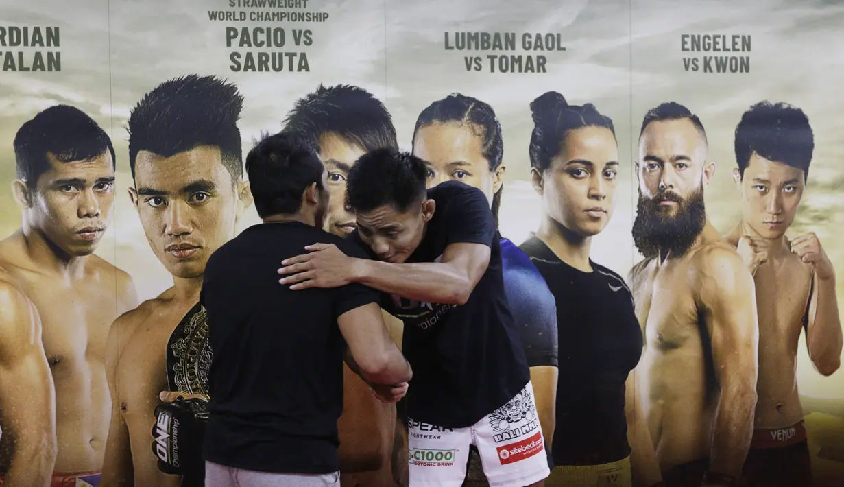 Petarung MMA, Stefer Rahardian, bersalaman usai latihan di Syena Martial Arts, Jakarta, Rabu (16/1). Latihan ini merupakan persiapan jelang laga One Championship pada Sabtu (19/1) mendatang di Istora Senayan. (Bola.com/M. Iqbal Ichsan)