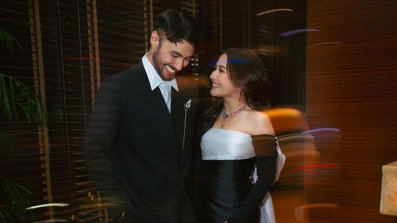 Potret kebersamaan Prilly Latuconsina dan Refal Hady bikin heboh netizen. Tak sedikit netizen yang dibuat patah hati.