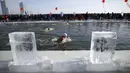 Peserta ambil bagian dalam Kompetisi Renang Es Harbin di Sungai Songhua yang membeku di Provinsi Heilongjiang, China, Senin (5/1/2016). Acara ini diselengarakan dalam rangka pembukaan Harbin International Ice and Snow Sculpture Festival (REUTERS/Aly Song)