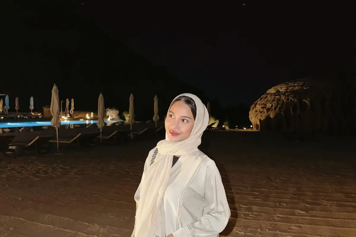 Gaya Azizah Salsha Sambut Tahun Baru 2026 dengan Umrah, Serba Putih Pakai Abaya dan Kerudung di Depan Ka’bah hingga Al-Ula